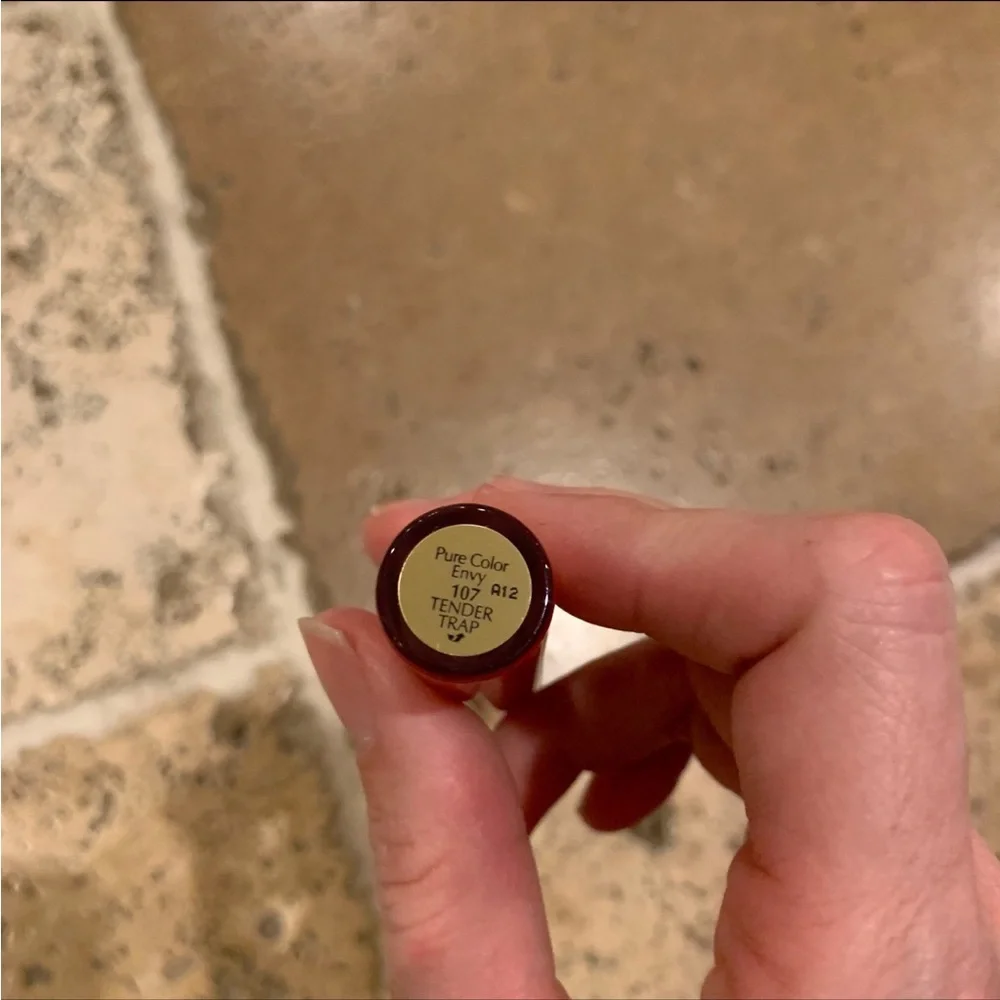 Estee Lauder Pure Color Envy Kissable Lip Shine in 107 Tender Trap